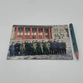建国初国家重工业部汽车工业筹备组成员、“二汽”选址人之一、原国家经济委员会汽车工业高级工程师姜季炎（1928-2023）旧藏，1986年随时任国家计划委员会主任、党组书记姚同志访问吉林于长春地质学院门前珍贵合影一件（右六姚，右五姜季炎）