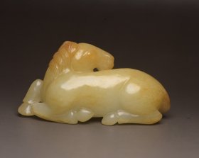 和田玉马 规格: 6.6×3.1×2.0厘米，重 55克。 玉质温润细腻，沁色自然，刀功老道，皮壳包浆一流，雕刻生动，线条流畅，品相完美！
