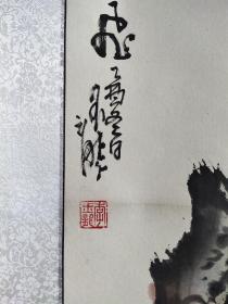 著名画家李玉龙大写意雄鹰图斗方一幅，68*68CM。画面稍微磨损如图。李玉龙1950年生于河北任丘，现为中国书画家研究会会员，国家一级美术师，中美协会员，吉林省美协会员，吉林省书协会员，白城市美协副主席。教授研究员，职业画家。目前市场价格持续走高，值得收藏。