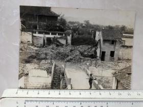 民国抗战时期桥上拿枪站岗的日本鬼子周边遭日军轰炸后残垣断壁惨景老照片