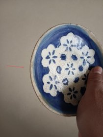 青花留白梅花民国老碟子 直径12.5 开片口沿有爆釉 图八九箭头处是相同位置 背面开片线没有透到正面
