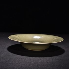 宋越窑青瓷刻龙纹花口碗 高4厘米 宽20.3厘米 900