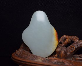 和田玉寿星牌， 规格: 6.3×4.8×0.8厘米 重 37克。 玉质温润细腻，沁色自然，刀功老道，皮壳包浆一流，雕刻生动，线条流畅，品相完美！