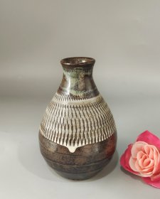 日本小鹿田烧跳刀工艺花器，手工柴烧窑变釉，纹路清晰自然。底部有款。釉色古朴，胎质细腻，做工精致。适合做花器、茶具、摆件，很有日式侘寂风格。肚径6.5厘米，高9.5厘米。满58包邮偏远地区邮费自付。