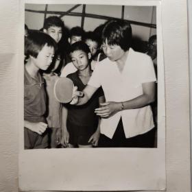 1973年，世界冠军、著名的乒乓球运动员林慧卿在指导少年选手提高乒乓球技术。