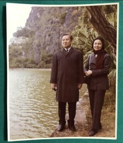 1973年 西哈努克亲王夫妇在广东肇庆七星岩风景区合影彩色老照片