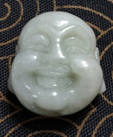 精美挂件—天然翡翠佛头挂件一个，品相一流。