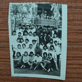 南充县龙门中学高八0级文科班团员、干部毕业留影