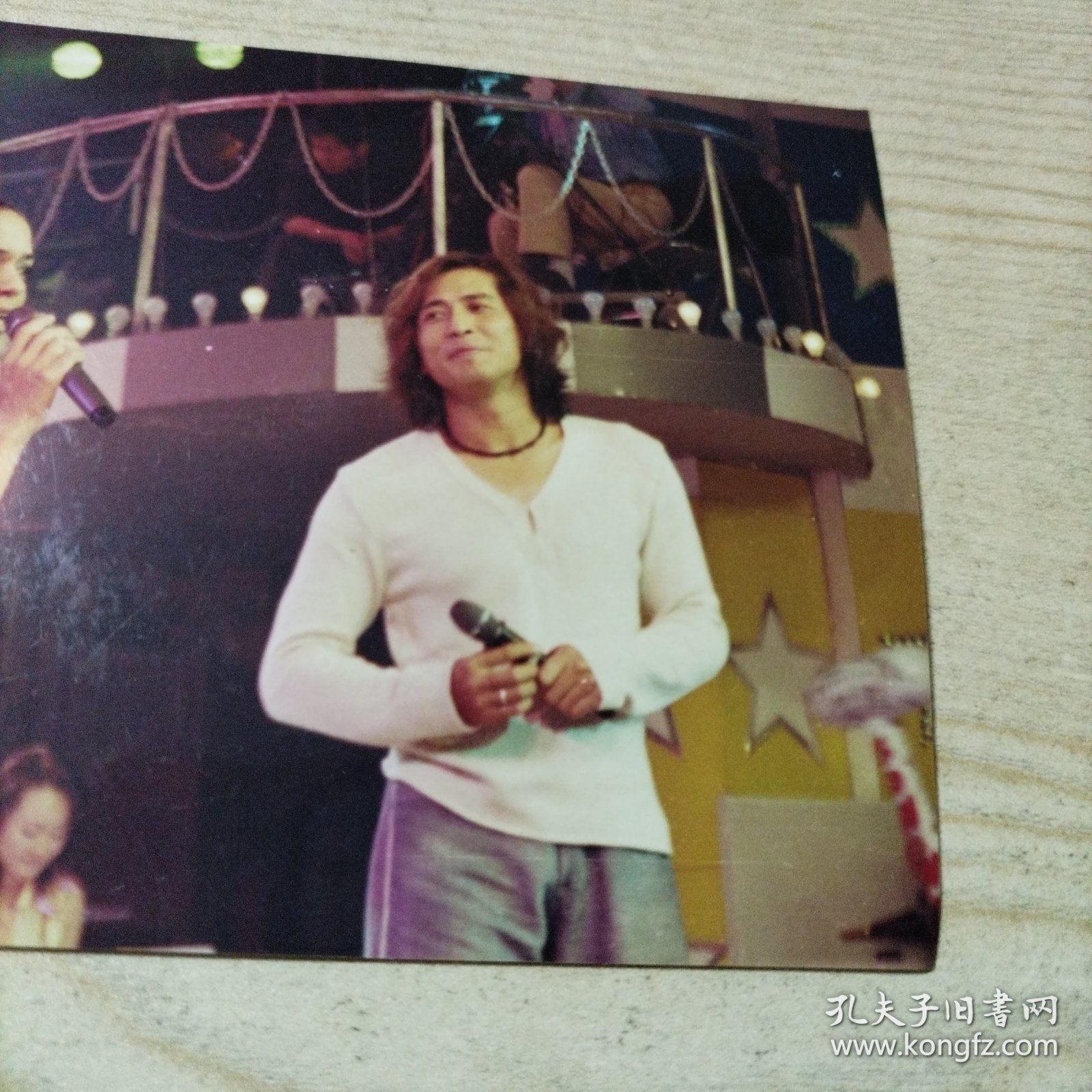 彩色照片齐秦和女歌手（24年10月14上纸类）