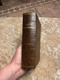 《狄更斯文集》16册大全套。 伦敦著名出版社ODHAMS PRESS 从1930年开始陆续出版了一系列世界名著珍藏版，此为之一，此系列统一深棕色漆布装帧，竹节背压花烫金，插图本。此组封面凹印狄更斯头像标志。