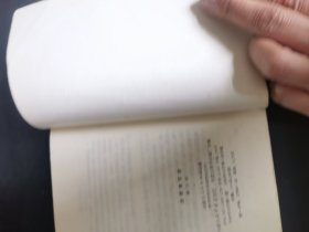 四季素菜谱（由国家特一级烹调师韩玉明编写，他般认为,中国素菜有三大流派,两大方向。所谓三大流派是指:宫廷素菜,寺院素菜和民间素菜;所谓两大方向是指:“全素派”和“以荤托素派”。全素派主要以寺院素菜为代表,不用鸡蛋和葱蒜等“五荤”。以荤托素派主要以民间素菜为代表,不忌“五荤”和蛋类,甚至用海产品及动物油脂和肉汤等。