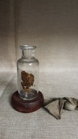 民国时期 玻璃瓶， 形制漂亮，可作 案头 插花瓶，文房雅玩！材质手感厚重！表面残留纸质商标，可自己洗掉，如图！瓶口沿有一个细微的磕，如图三，发白处【SW】