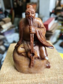 寿山石雕像，玉质感不错，造型奇特，背面和侧面各有一孔，里面连通的，脚尖小磕见图