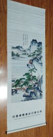 唐寅春游女几山图织锦画，原品藏于上海博物馆。杭州都锦生丝织厂建国后作品，138x42cm立轴。画中有诗题曰：“女几山头春雪消，路旁仙杏发柔条。心期此日同游赏，载酒携琴过野桥。”这首诗点明了画家邀友同游春山的主题，意境深远，景致优美。