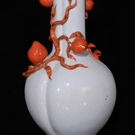 大清乾隆白瓷暗刻龙纹矾红描金雕刻五桃回流瓶h（38×19cm）
