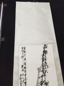钝丁/精品梅竹图立轴，1996年作，纸本绫裱原装原裱，畫芯34×94厘米，整轴43×183厘米，漆木轴头，款印如图品相好。钝丁(1943年—2018年)名臧鹤龄，又名臧钦。祖籍河北易水，世居天津。少时从师“湖社”李鹤筹(枕湖)先生学习恽南田、新罗山人画法，后师从梁崎(漱湖)先生学习八大山人、石涛画法。并研读历代名家经典画论，乐在其中。其书法受教于龚望先生，研习两汉碑版，