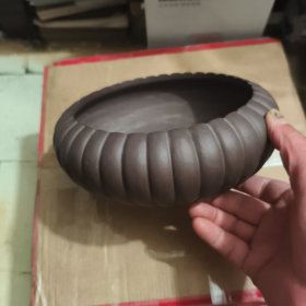 文房紫砂笔洗，中国宜兴，瓜棱形，口径15.5cm，高7.5cm。品相完好无损!