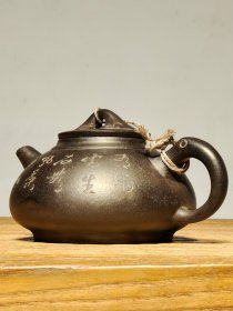 精致紫砂壶 包浆浓厚 砂质一流 器型精美 品相完好 收藏使用均可。