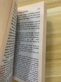 M IS FOR MALICE 恶意 恶行  SUE GRAFTON作品  推理小说女王 字母天后 字母谜案系列 Sue Grafton 苏•格拉夫顿作品  英文原版 1998年 美品