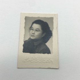 中国第一代钢琴家、曾任中央乐团首席钢琴巫漪丽（1931-2019），四五十年代个人珍贵摄影一枚（“南京照相”拍摄）