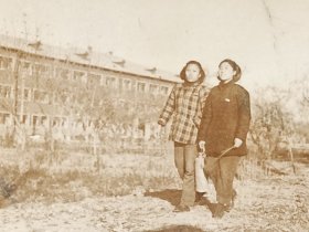 1953年山东农学院俩美女学生提着水壶(保温瓶)在教学楼前草坪上漫步合影照片(解放初山东农学院美女小照片相册)