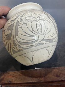 磁州窑白釉刻花罐