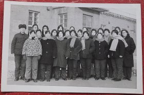老照片，七十年代，一群戴围巾女性
