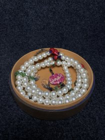 刺绣收藏盒内藏珍珠朝珠 刺绣盒尺寸：直径21厘米，高6.5厘米
