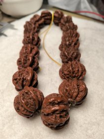 【文玩核桃】8年野生平谷大粗筋爆肉，八筋贯顶，颗粒分明，玉化包浆。十八子手持。高28，肚31，边35。 1001