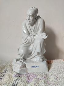 当代景德镇瓷雕三老之一蔡敬标创作，景德镇雕塑瓷厂美研所制水浒传一百单八将之出林龙邹源陶瓷人物雕塑。
