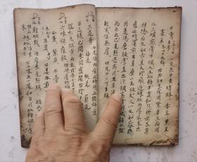 清代或民国手抄本《精抄中藥秘方》134方。【半夏生姜汤】【葛根黄芩湯】【黄芩半夏湯】【五味子湯】【独活消痰飲】【補肺饮】【利咽解毒湯】【三黄熟艾湯】【赴筵散】【龍虎散】【神功消毒保婴丹】【百解散】等134个秘方验方。每个药方都有具体的成份组成，配制方法，治疗成效，讳忌事宜，该秘方集都是老中医的经验方，方方灵验，非常珍贵的134个秘方。毛笔字书写工整漂亮。书法一流，35个简页70面，很值得借鉴收藏。
