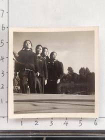 60年代四个粗辫子美女佩戴毛主席像章翠湖合影泛银照片(昆明女子中学杨振芳相/册)
