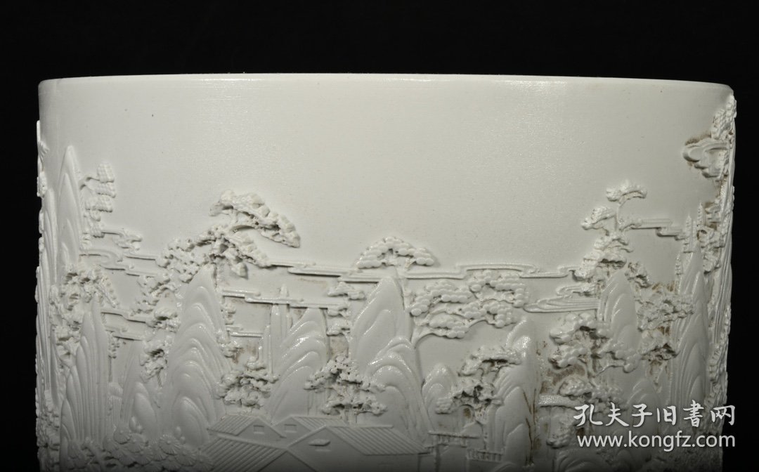 旧藏 清乾隆象牙白釉雕刻山水人物纹笔筒，高24.5×26厘米