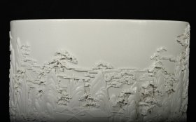 旧藏 清乾隆象牙白釉雕刻山水人物纹笔筒，高24.5×26厘米