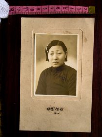 民国时期戴头箍穿着旗袍的美女，上海有德照相馆。