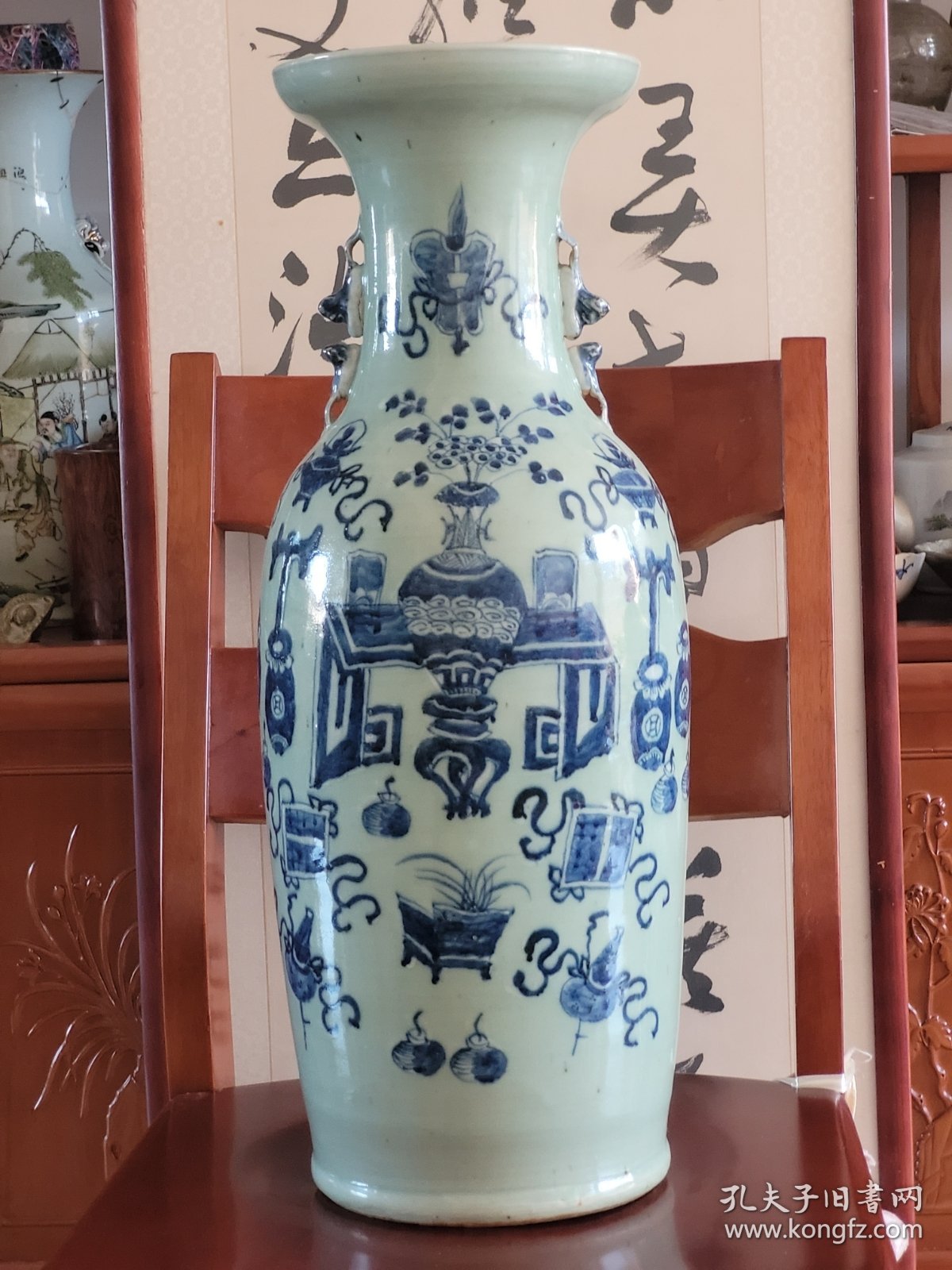清中期：豆青釉青花加白平升三级300件大瓶。画工精美，青花发色靓丽。高59.7厘米，直径23厘米。口沿内釉表面有一个1厘米长，很浅的缩釉（出窑前形成的）。保真。顺丰包邮，保价。 清嘉道时期的300件青花加白大瓶，保留到今天，如此品相，非常难得。