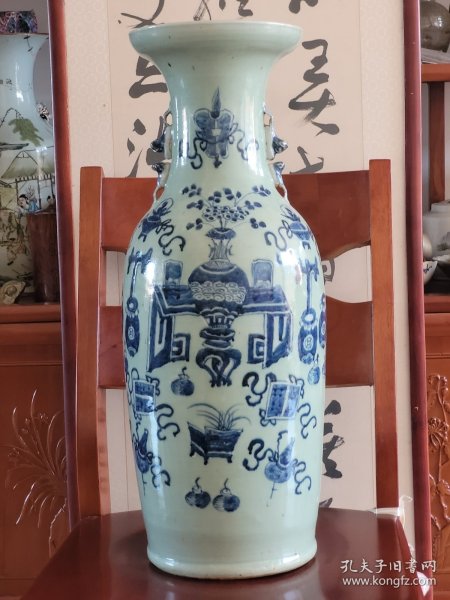 清中期：豆青釉青花加白平升三级300件大瓶。画工精美，青花发色靓丽。高59.7厘米，直径23厘米。口沿内釉表面有一个1厘米长，很浅的缩釉（出窑前形成的）。保真。顺丰包邮，保价。 清嘉道时期的300件青花加白大瓶，保留到今天，如此品相，非常难得。