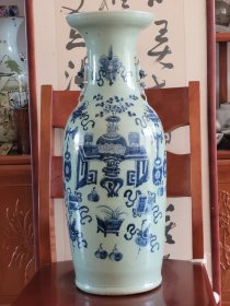 清中期：豆青釉青花加白平升三级300件大瓶。画工精美，青花发色靓丽。高59.7厘米，直径23厘米。口沿内釉表面有一个1厘米长，很浅的缩釉（出窑前形成的）。保真。顺丰包邮，保价。 清嘉道时期的300件青花加白大瓶，保留到今天，如此品相，非常难得。