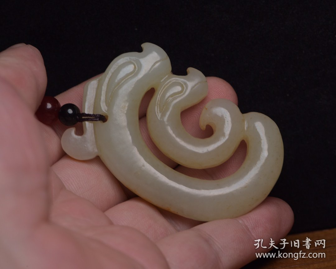 和田玉猪龙 规格： 6.0×3.9×1.1厘米，重 44克 密度高，沁色自然，油性十足，雕工精细考究，寓意好，玉质细腻温润，收藏精品！