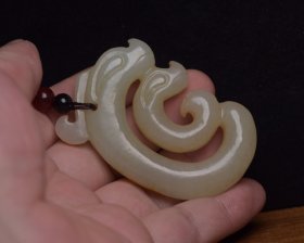 和田玉猪龙 规格： 6.0×3.9×1.1厘米，重 44克 密度高，沁色自然，油性十足，雕工精细考究，寓意好，玉质细腻温润，收藏精品！