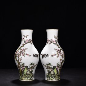 清雍正珐琅彩竹子花鸟纹橄榄瓶 高25.5厘米 宽12厘米 1800