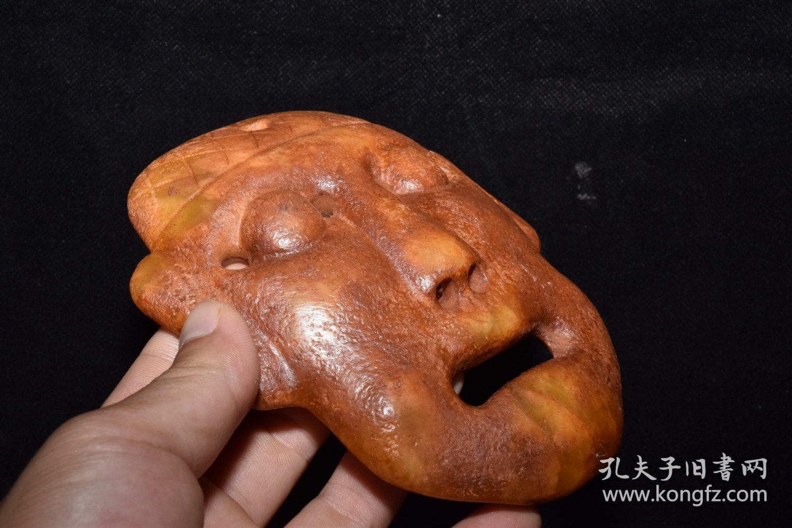 红山文化老玉脸谱、雕刻精美，包浆醇厚，品相完美、重量370克、