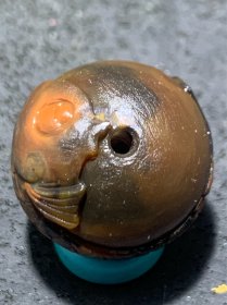 精美亚光高润度战国红玛瑙手工俏色巧雕鲤鱼戏珠，圆珠一个！