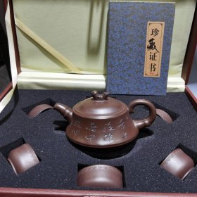 紫砂壶茶具斜竹套壶！顾景舟作品
壶尺寸：15/7cm..容量约300cc
原矿紫泥精致，可藏可用。