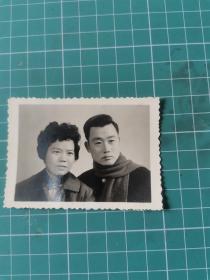 【绘画素材】一张60年代老照片：夫妻合照，杭州春光照像馆