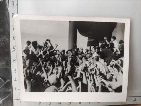 毛主席接见红卫兵和革命群众照片(有林彪、周总理等，毛主席右手挥帽子，这个应该是原照)
