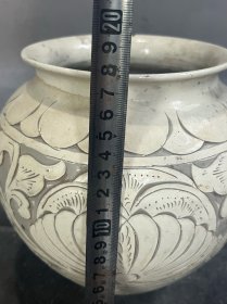 磁州窑白釉刻花罐