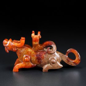 精品和田玉，玉龙摆件，玉质细腻，包浆厚重，沁色入骨，雕工精细，局部带有红沁，品相完美，细节如图，长14宽4高6.5厘米，重301克