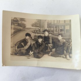 四位帅哥坐在地上合影留念照片