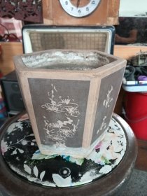 非常漂亮的一个手工刻花盆